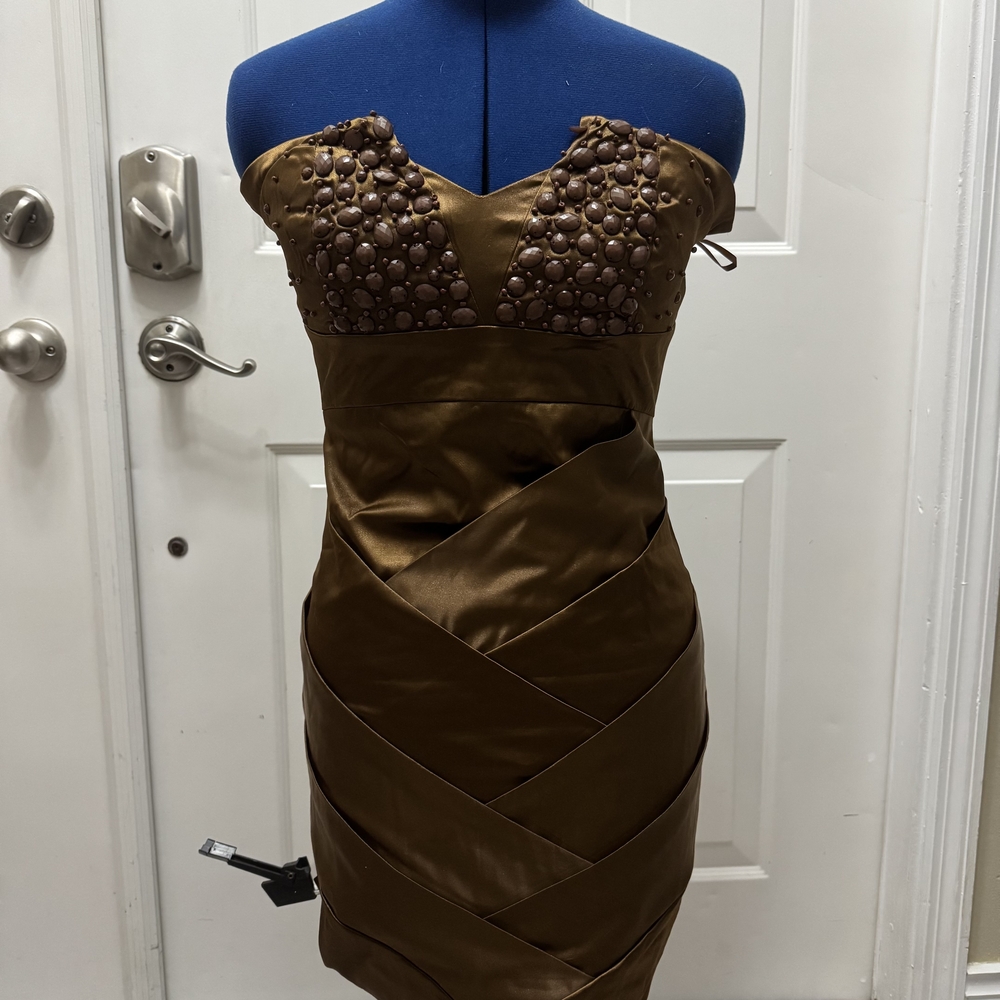 Chic Strapless Brown Dress with Textured Bodice